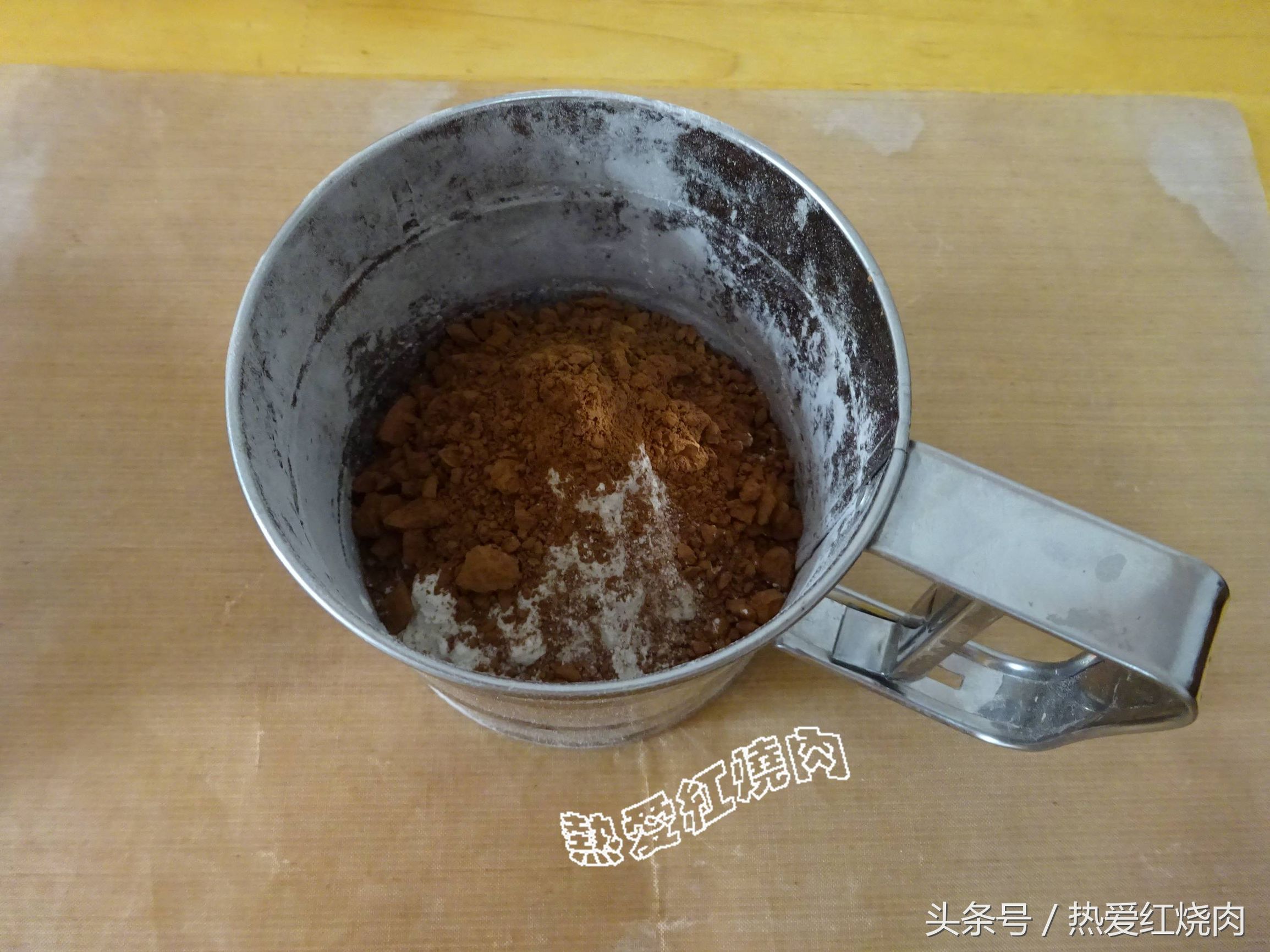 不用烤箱就能做出软绵绵的蛋糕,没有烤箱也能做的简单慕斯蛋糕