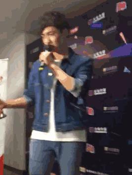 张艺兴白鹿同台领奖,张艺兴王一博领奖