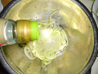 西瓜皮可以凉拌着吃吗,凉拌西瓜皮最好吃的做法