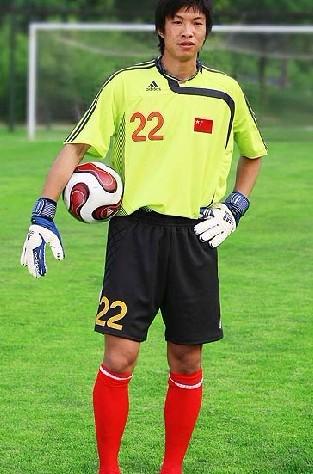 他因李帅受伤坐稳恒大主力，六君子“之一的他国家队首秀遇尴尬