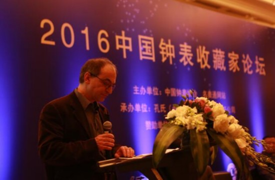 钟表收藏家展示自己的藏品,中国民间古董钟表收藏家