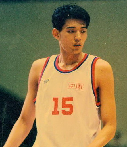 他是男篮第一老帅哥，眉骨被打裂场边缝针，咬牙再上场对手呆了