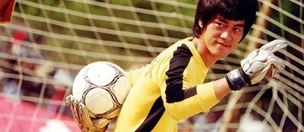 他做过泥水工，跑过龙套，因周星驰赏识成名！