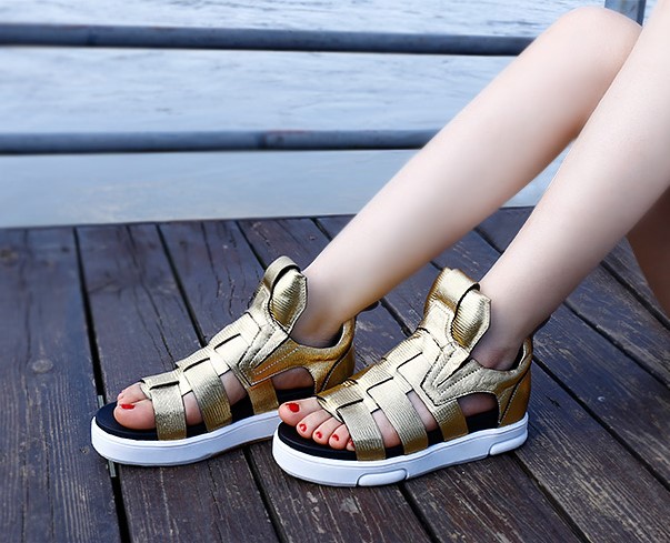 清爽时尚凉鞋穿搭,简约中学生休闲凉鞋