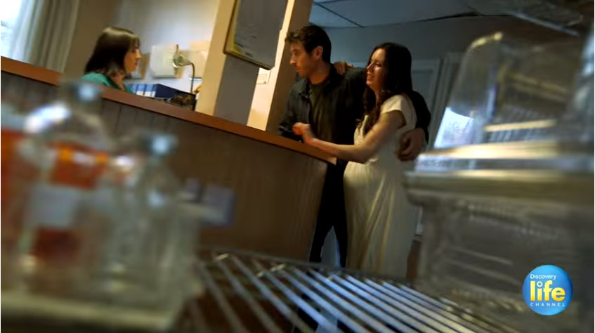 孕妇被毒蛇咬伤,怀孕被毒蛇咬了脖子和手怎么回事