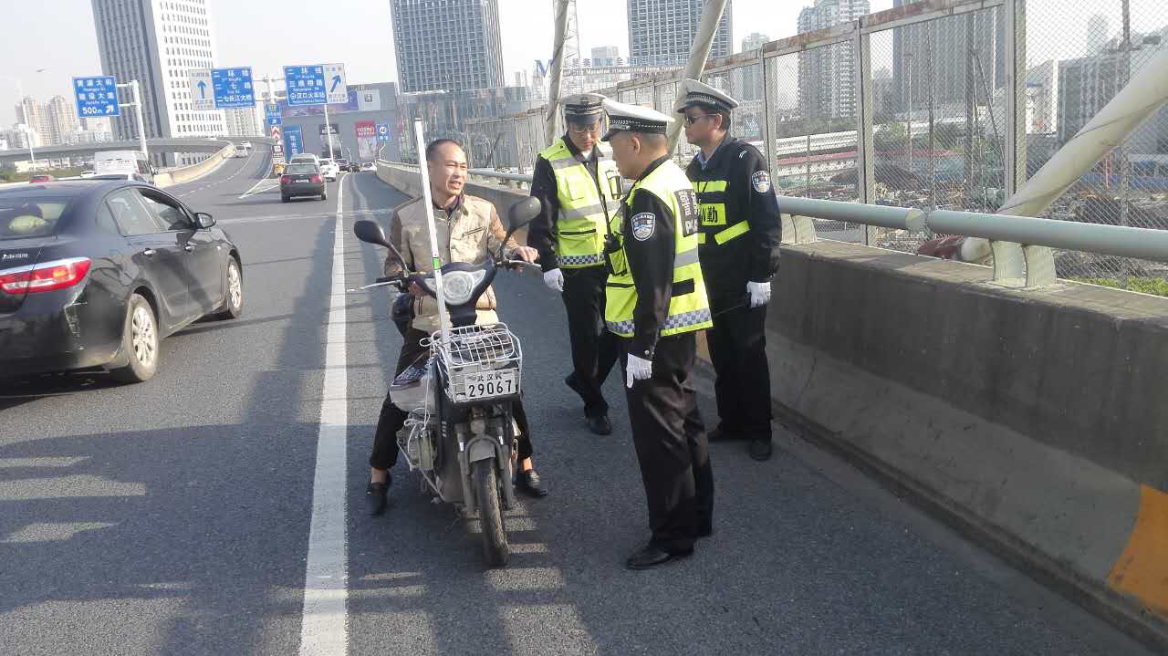 武汉交警三辆渣土车并行后续,武汉交警整治电动车标准