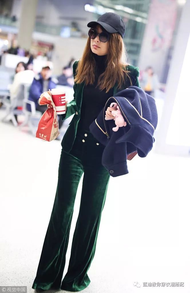 明星*服私**｜李宇春王丽坤吴昕机场*服私**，活动*服私**搭配