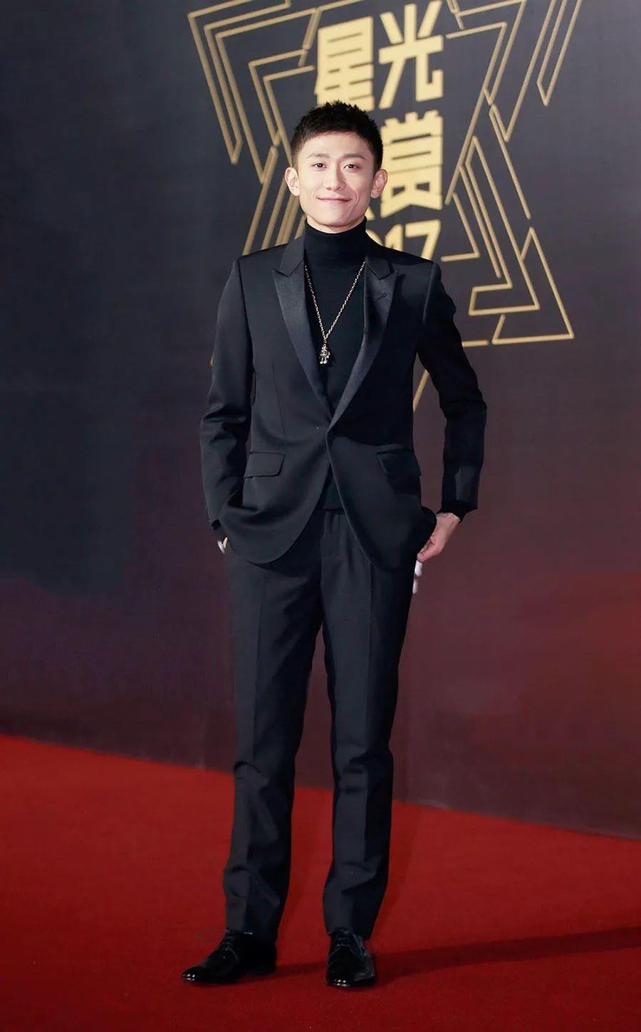 井柏然穿黑色羽绒服,井柏然穿羽绒服