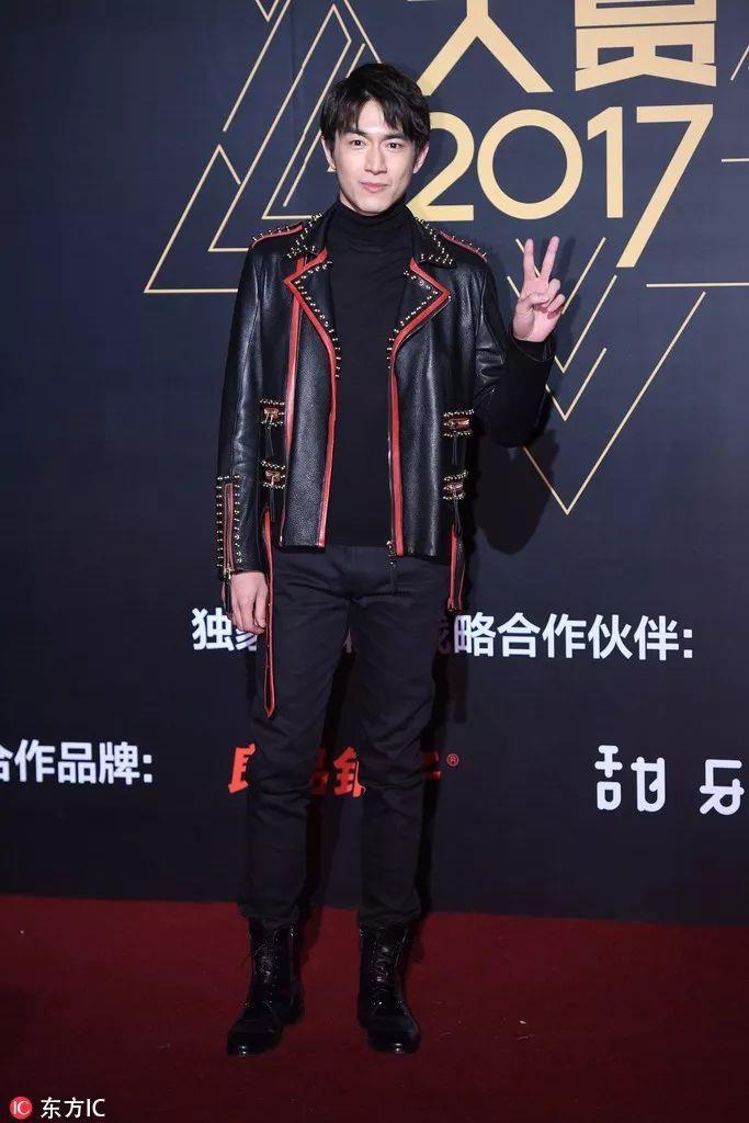 井柏然穿黑色羽绒服,井柏然穿羽绒服