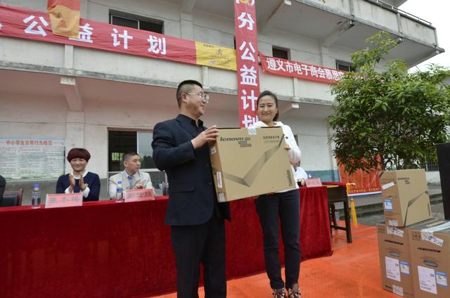 梦想100分公益计划走进遵义亚洲足球先生郑智为孩子加油鼓劲