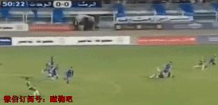 GIF-幸运女神的微笑！躺着也能进球！