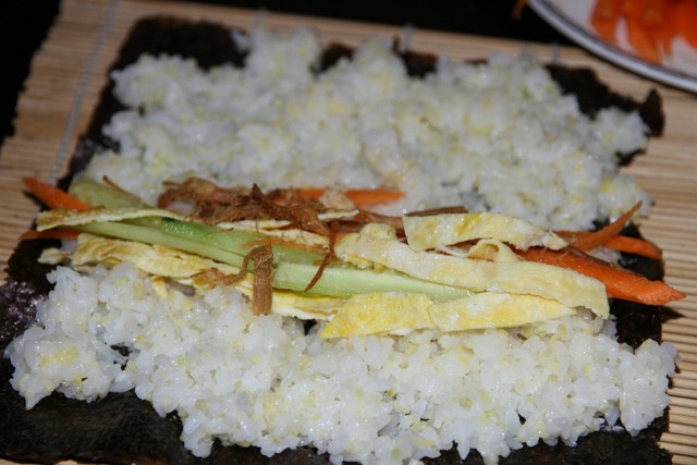 家里自己做紫菜包饭,给老妈做个她最爱吃的紫菜包饭