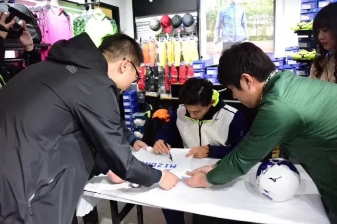 球员动态｜王燊超帅气出席代言品牌签售会