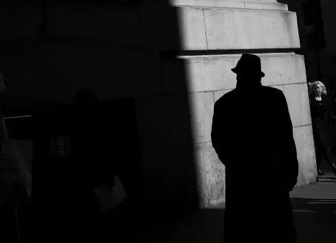 诈骗犯6000万出狱以后钱还要还吗,诈骗犯坐牢还骗了7万元