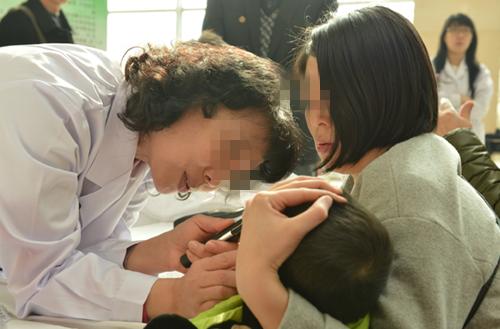 六个月婴儿耳朵有臭味怎么办,六个月婴儿耳朵臭味怎么回事