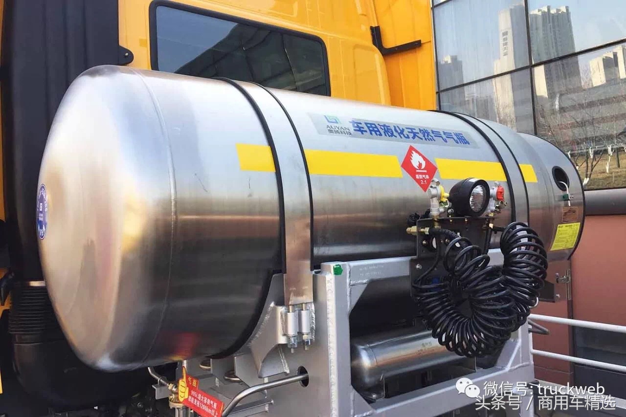 侧置大气瓶700匹马力牵引车,性价比高的大马力燃气牵引车