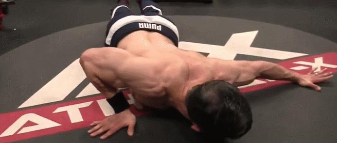 标准俯卧撑和变式俯卧撑哪种好,新手从跪姿俯卧撑练到标准俯卧撑