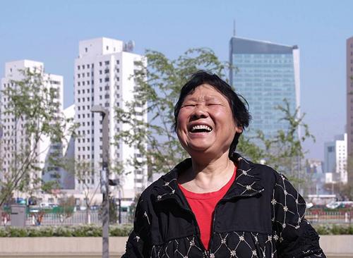 一岁半的宝宝摔下床摔到头了,宝宝摔下床大哭完吐就睡了