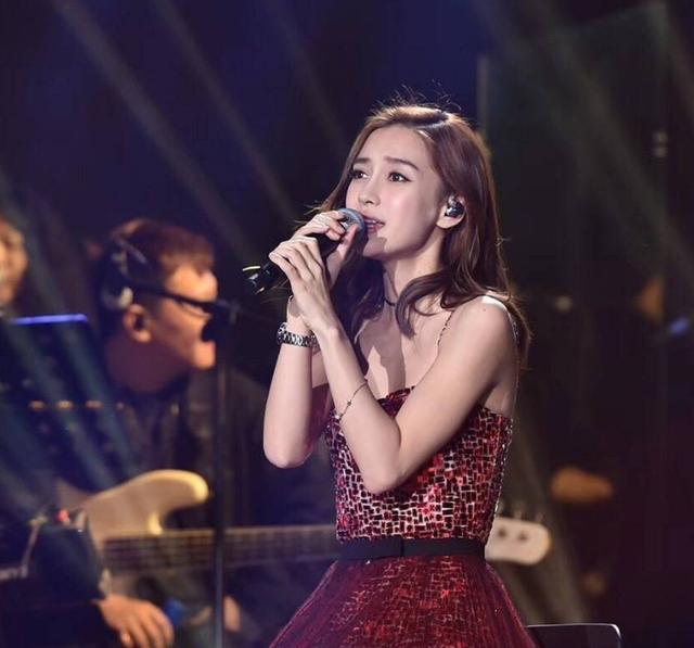 angelababy跨年歌曲跑调,angelababy杨幂晚会