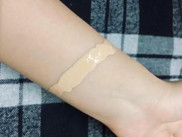 轻薄不脱妆粉底,轻薄持久粉底推荐