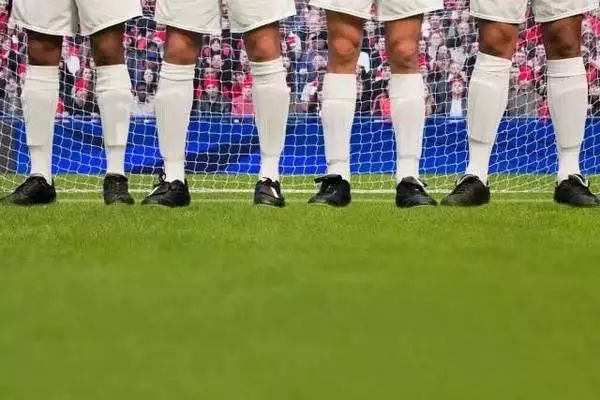 想要踢好球应该怎么做,想要踢好足球该怎样训练