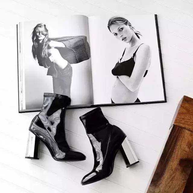 适合冬天小女生穿的黑色马丁靴,适合年轻小姐姐穿的衣服