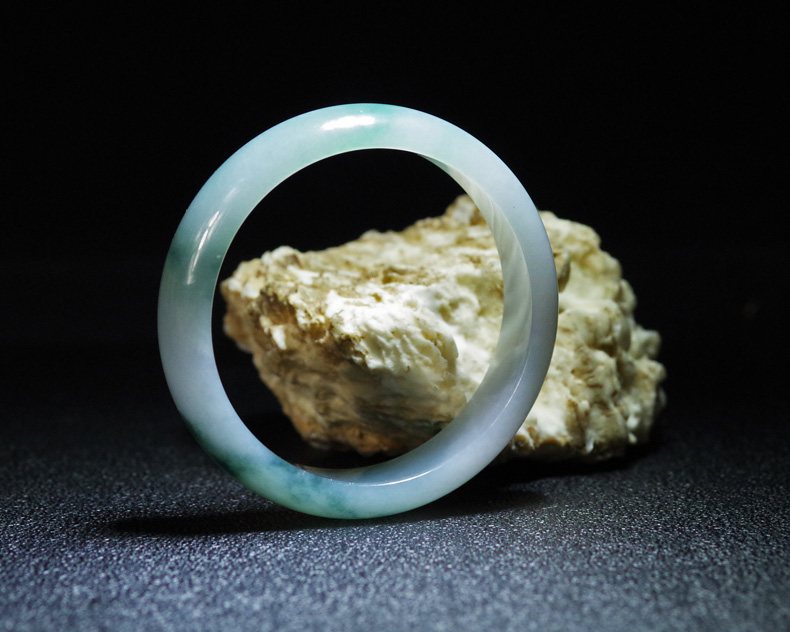 翡翠手镯从原石到成品的全过程,翡翠原石做手镯要多久