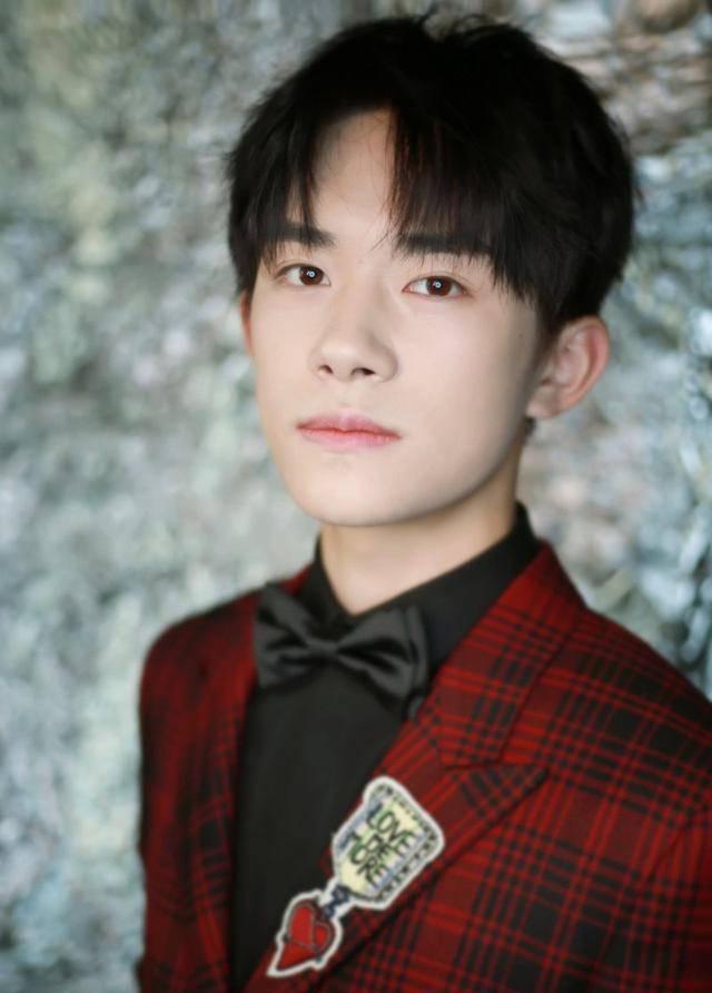 易烊千玺的红袜子,易烊千玺红色袜子