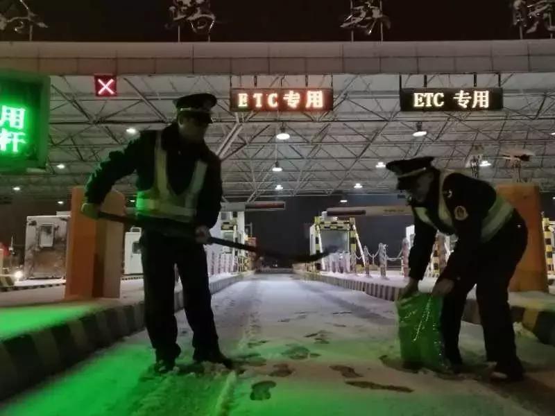 大雪袭城，却畅通无阻！只因为有可敬的他们