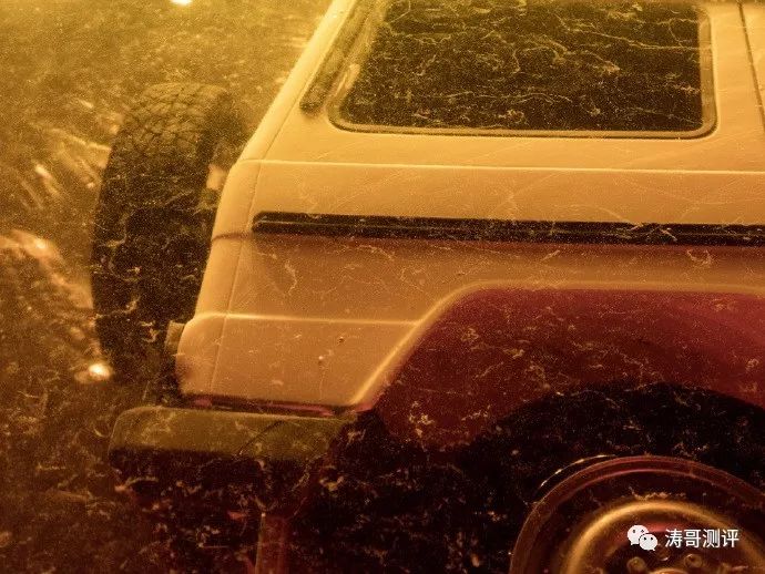 丧心病狂，老外把一辆奔驰车做成了琥珀？