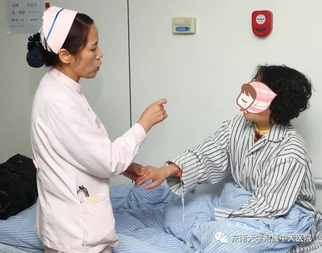 突然有食物噎在食道,吃食物食管噎住了