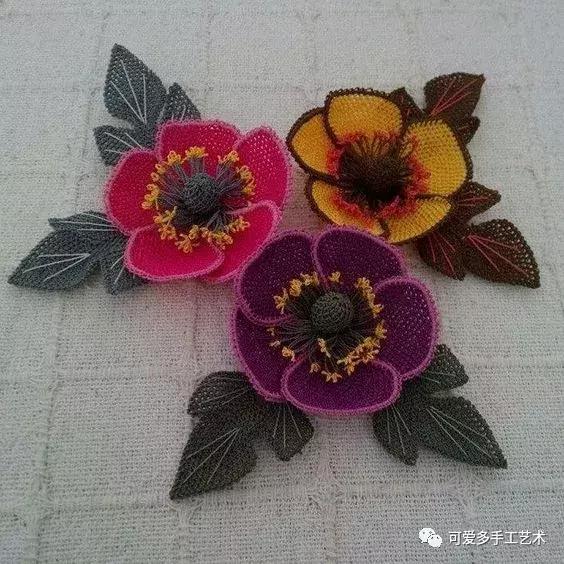 只是用针穿上了线不断绕圈打结，做出来的仿真花竟然比钩的还好看