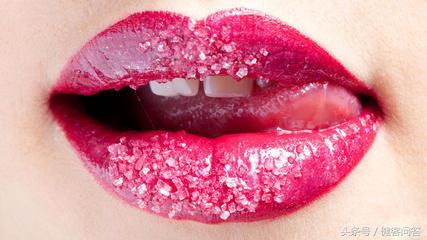 嘴唇每天涂润唇膏但还干裂起皮,嘴唇起皮干裂没有润唇膏怎么办