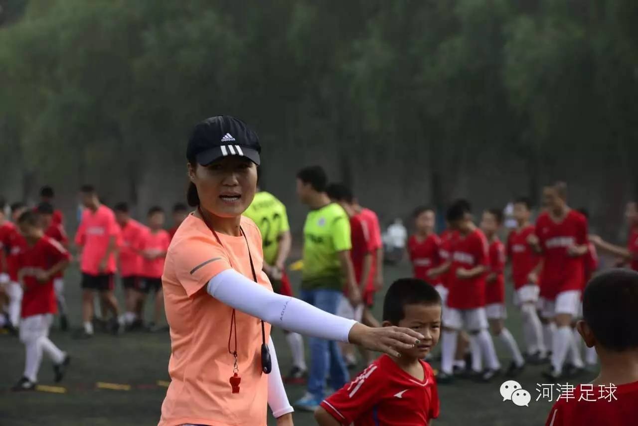 有一个会踢球的女孩真好,足球是一个美丽的女人