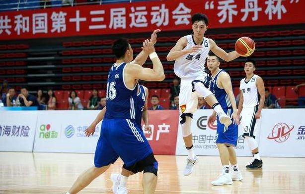 6岁爱上篮球19岁征战CBA第八位*疆新**籍国手的追梦之旅