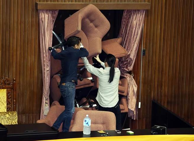 夜宿“立法院”铁链锁大门蔡英文果真会度日如年？