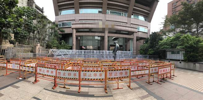 夜宿“立法院”铁链锁大门蔡英文果真会度日如年？