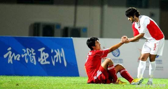 足球比赛上的绿牌,足球场上的绿牌是什么