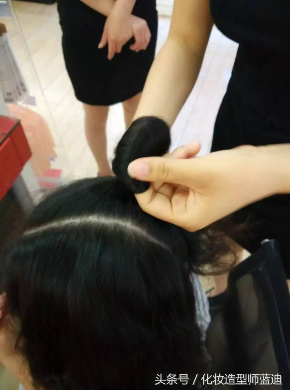 编发教程拉拉队,三股瀑布辫编发步骤图解