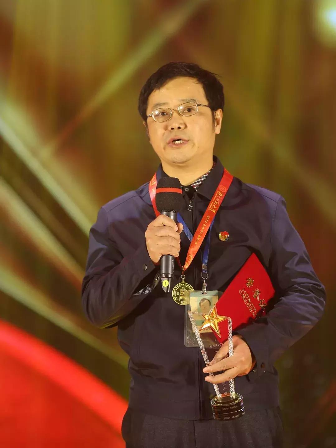 这两位90后的同框,告诉你什么是青春万岁丨2017“感动师大”新闻人物温情揭晓