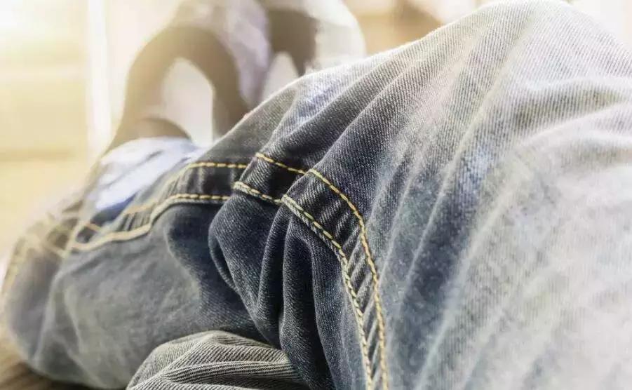 新买的加绒牛仔裤褪色处理妙招,牛仔裤褪色怎么修复原来的色差