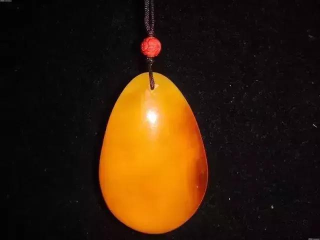 蜜蜡鸡油黄的好还是骨瓷白的好,琥珀蜜蜡鸡油黄好还是带红皮的好