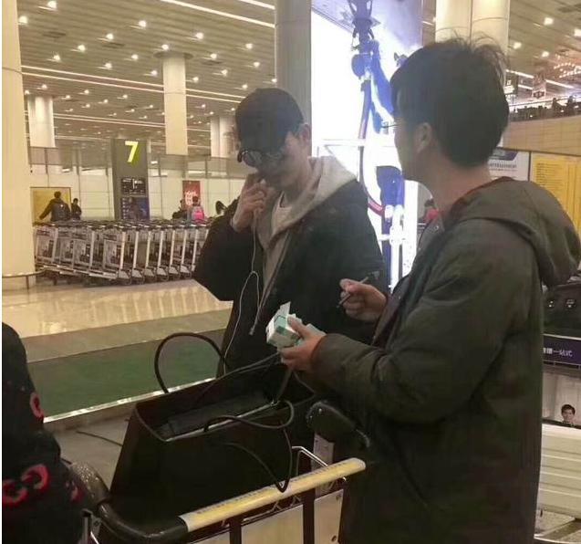 张翰带7个箱回国被海关误认代购，网友受不了：见过这么帅的代购吗