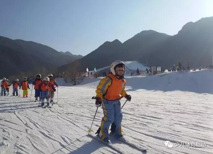 青少年滑雪冬令营报名,天津寒假滑雪训练营