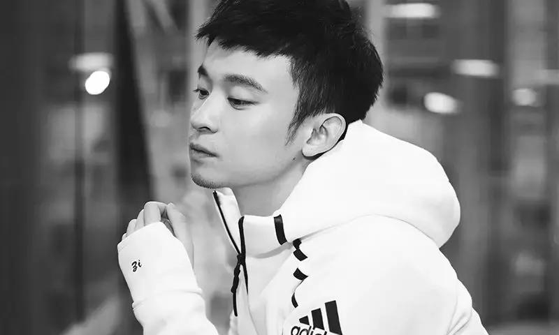 都说他含着娱乐圈金汤勺出生，董子健却说“我只是不愿说忧愁”