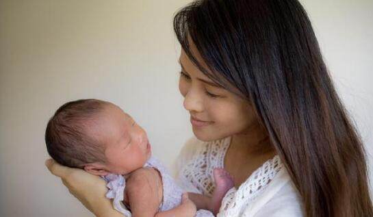 她们都是中国当红明星,却选择在国外偷生孩子,星二代成了外国人