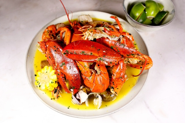 惊了！大胃美少女在建国北路的罗森吃掉一根Dior变色唇膏！