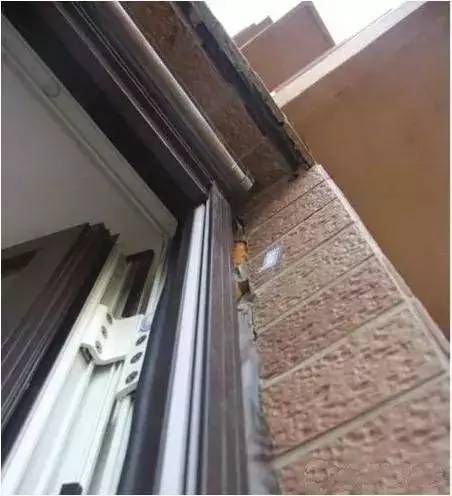 玻璃窗掉落砸伤人算谁的责任,晒衣服坠落