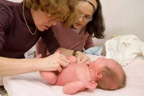 新生儿脐带护理的正确方法,新生儿的脐带护理你做对了吗