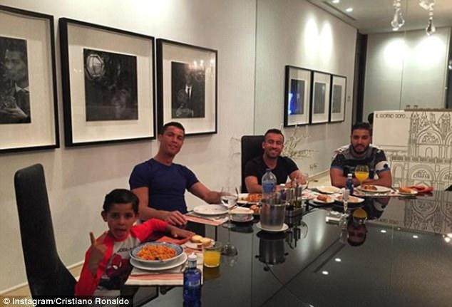 c罗的全部豪宅加起来一共多少钱,c罗花费2800万英镑装修豪宅